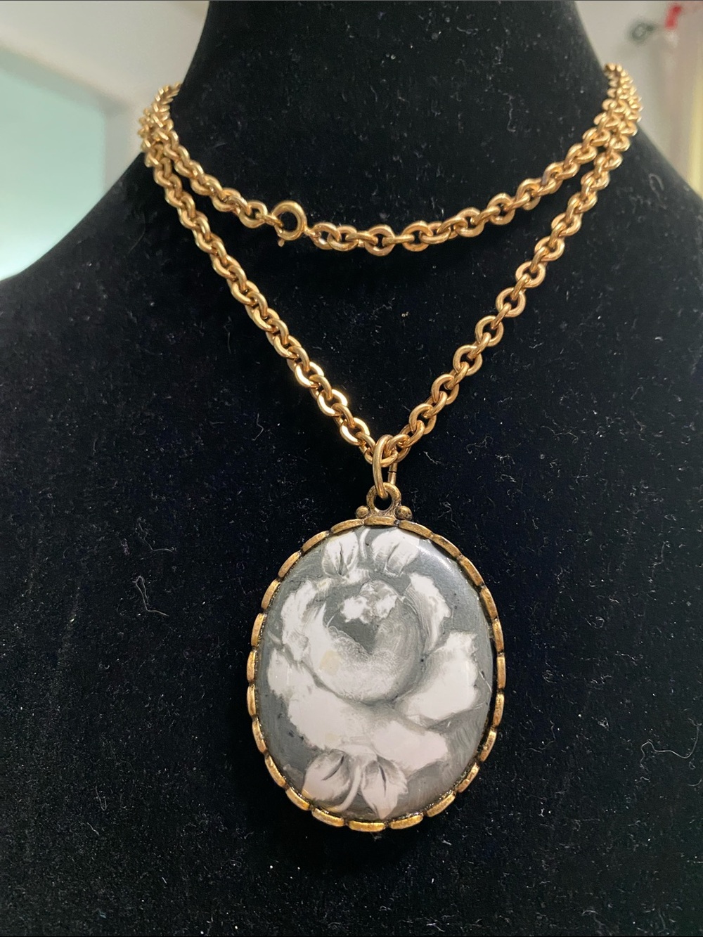 1950’s Chain Necklace with Black & White Floral Cameo Pendant